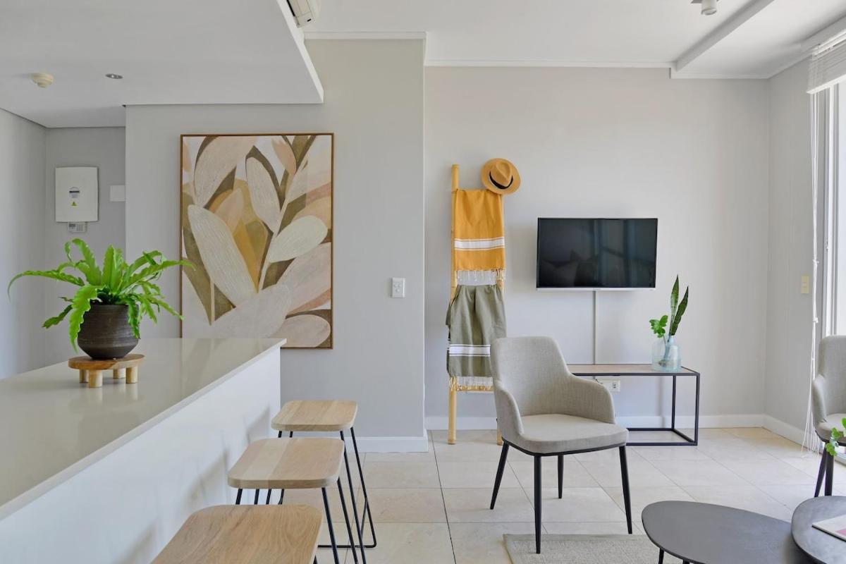 Modern 1-bed V&a Waterfront Canal & Harbor Views * Cape Town