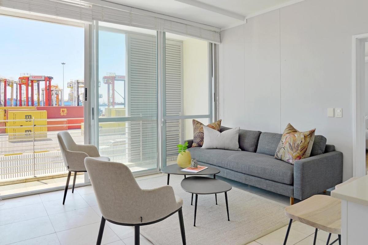 Modern 1-bed V&a Waterfront Canal & Harbor Views Apartment