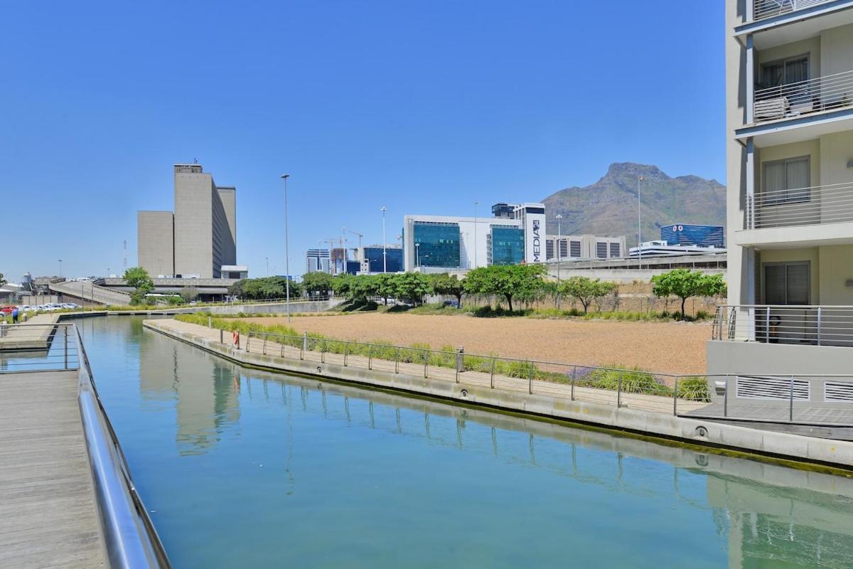Modern 1-bed V&a Waterfront Canal & Harbor Views