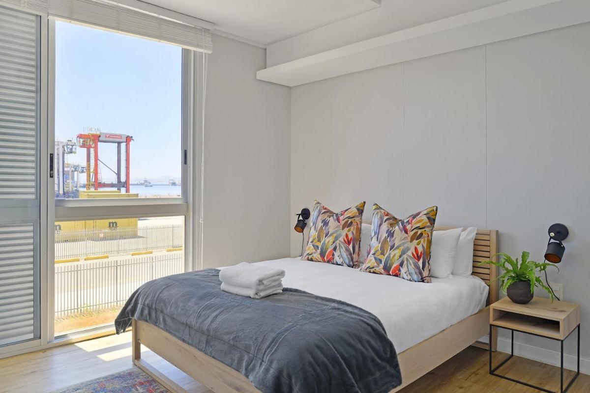 Modern 1-bed V&a Waterfront Canal & Harbor Views *