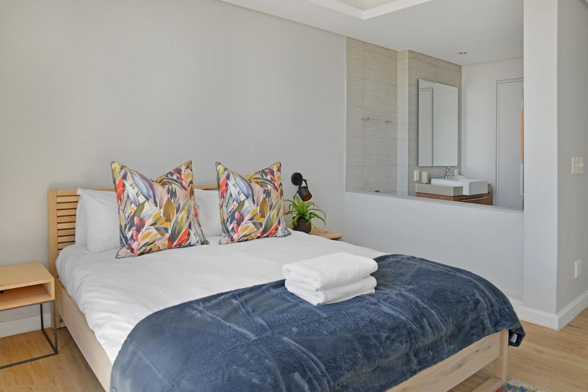 Modern 1-bed V&a Waterfront Canal & Harbor Views * Cape Town